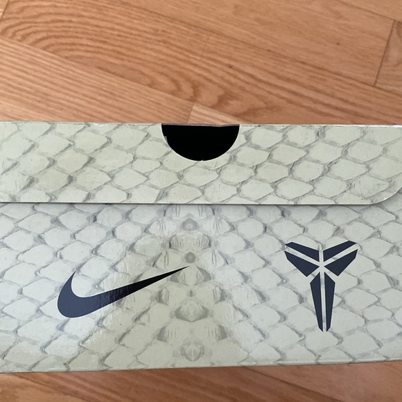 Men’s slightly worn Kobe AD basketball shoes. - Picture 9 of 9